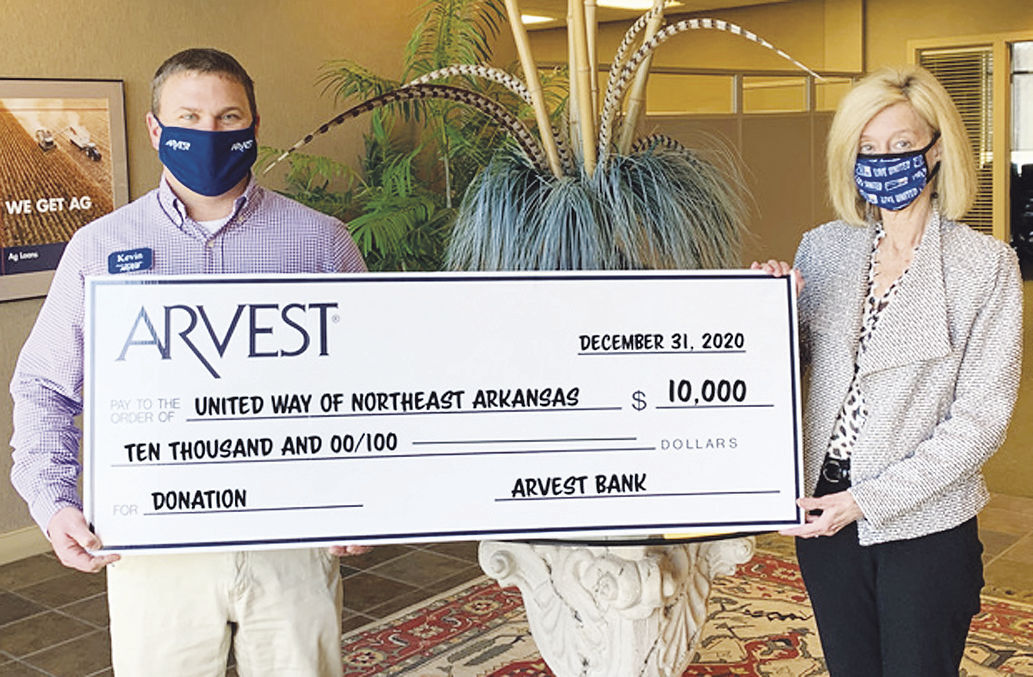 Arvest Bank donates to United Way